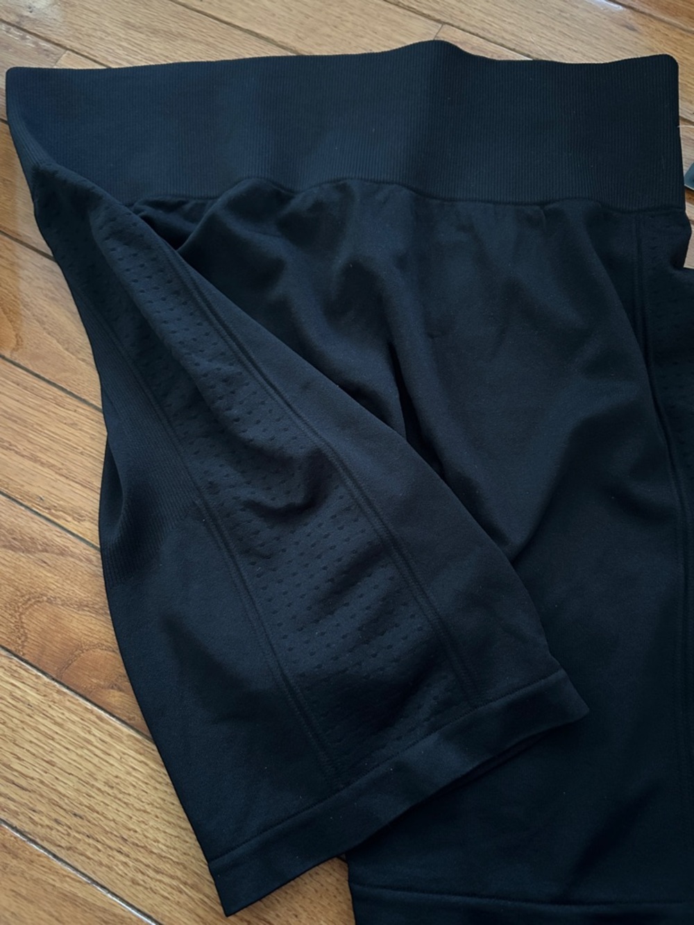 Black Seamless High-Waisted Biker Shorts Size L 12/14 NWT - Picture 2 of 4